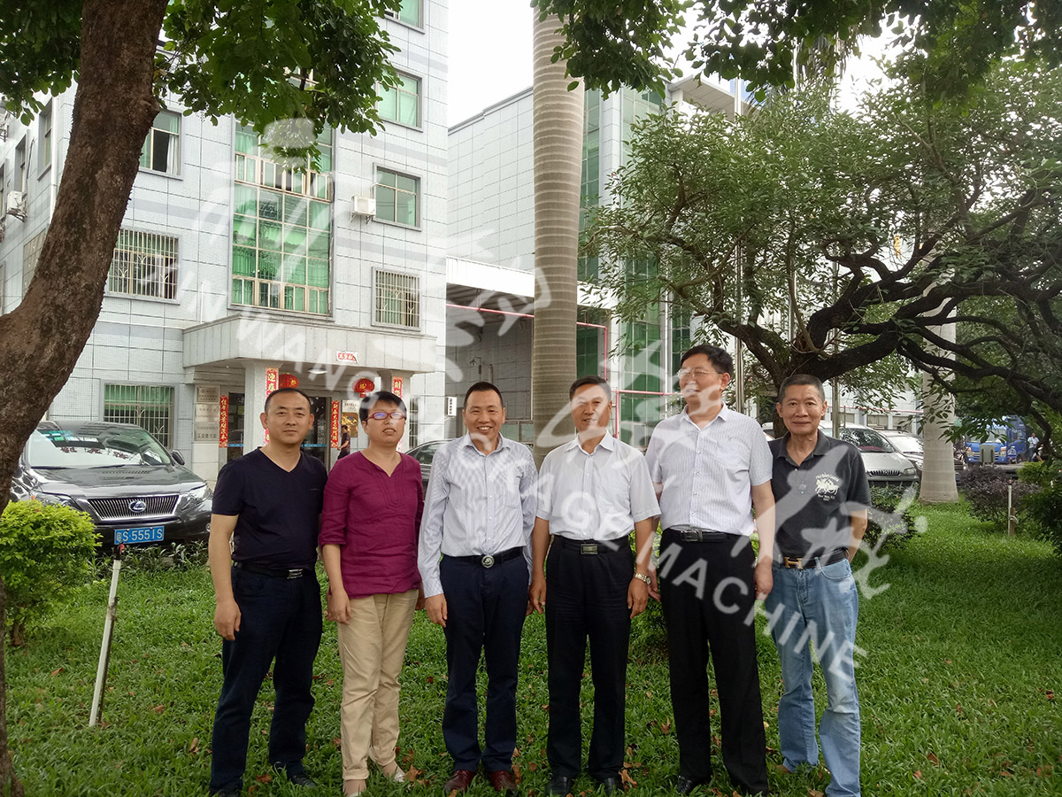 總裝備部劉思剛少將、新華社李建琦博士一行蒞臨新望公司考察指導(dǎo)
