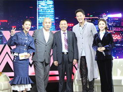 新望董事長(zhǎng)羅永輝與著名歌星劉尊老師、汪正正老師、郭津彤老師、主持人雅琪在北京電視臺(tái)錄制節(jié)目現(xiàn)場(chǎng)親切合影